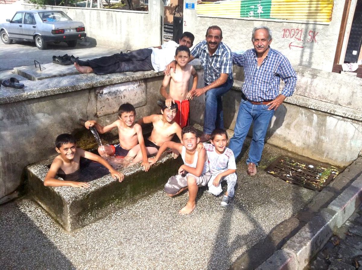 Sıcaktan Bunalan Çocuklar Havuz ve Çeşme Kenarlarında Serinledi