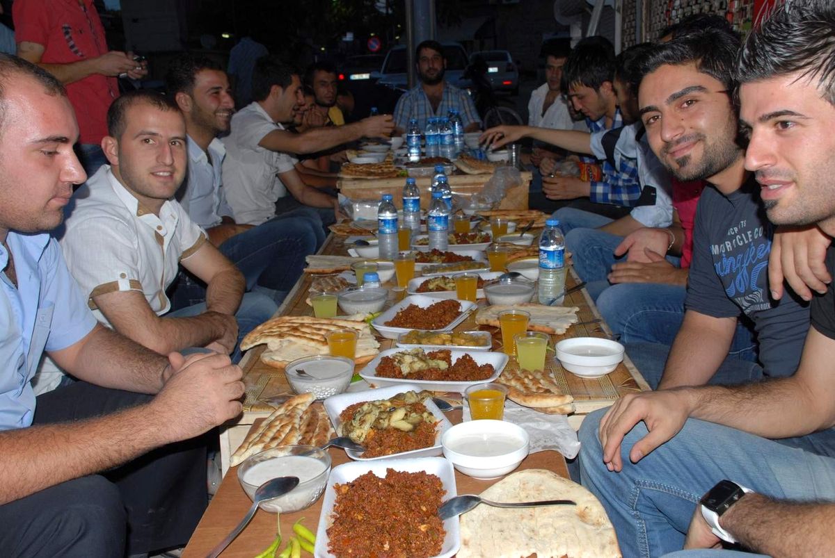 Siverekli Esnaf, İş Yerlerinin Önünde Kurdukları Masada İftar Yapıyor