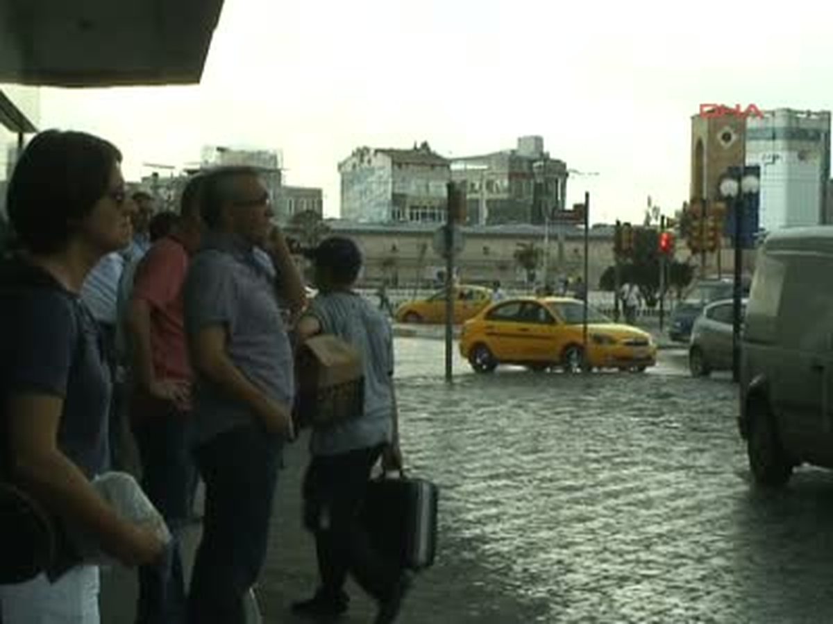 Taksim\'de Yağmur Manzaraları