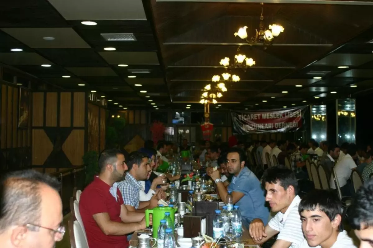 Ticaret Lisesi Mezunları İftarda Buluştu