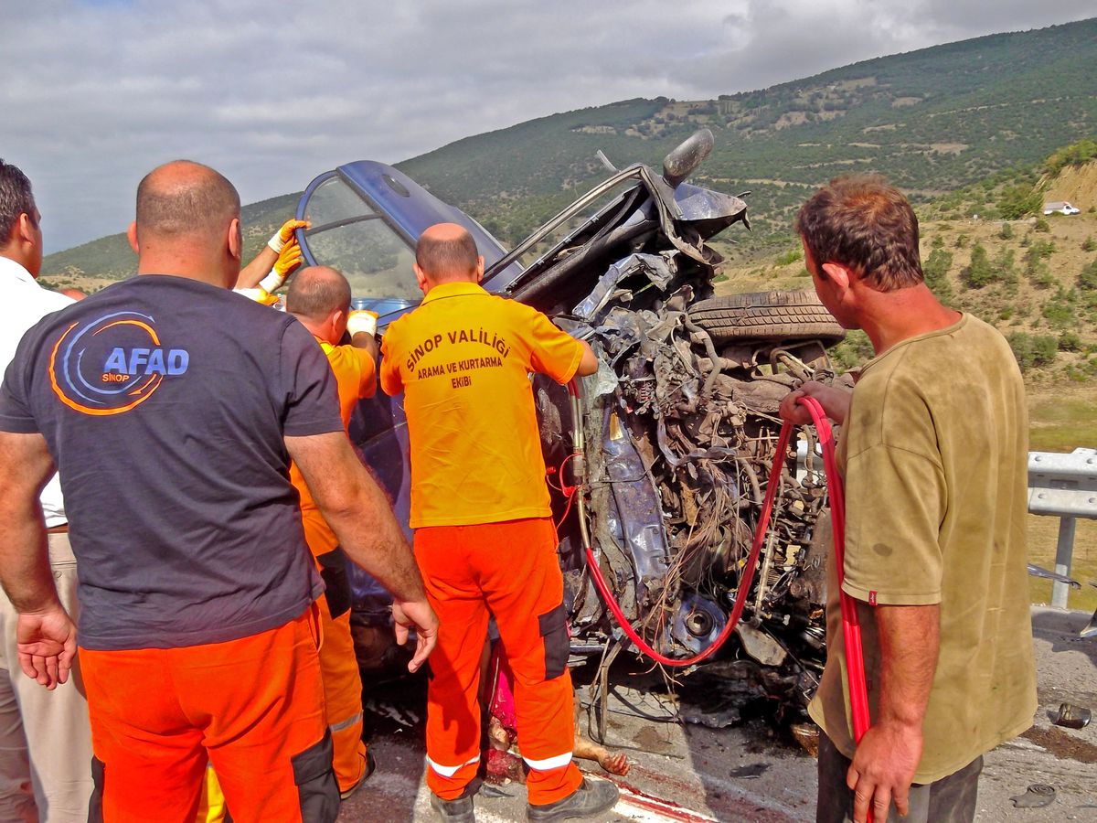 Tır Üzerindeki Kepçe Otomobilin Üzerine Düştü: 7 Ölü