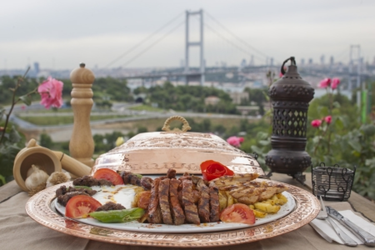 Uçar Cafe & Restaurant, Isanbul Boğazına 360dc\'den Bakın
