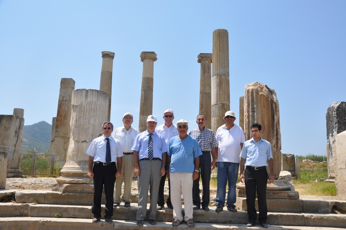 Vali Al Kadı Kalesi ve Magnesia Kazılarını İnceledi