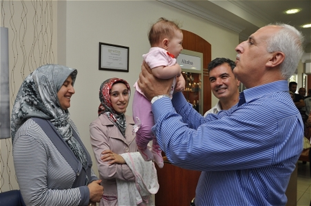 Vali Amcasından Minik Bebeğe Çeyrek Altın