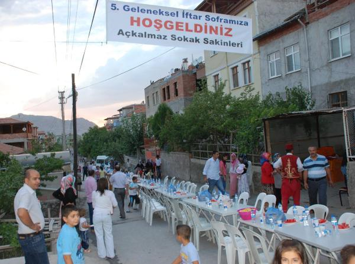 Açkalmaz Sokak\'ta 500 Kişiye İftar
