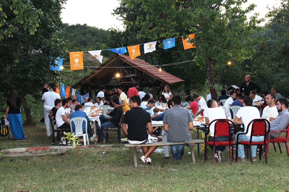 Ak Partili Gençler Hemşin Köyünde İftarda Buluştu