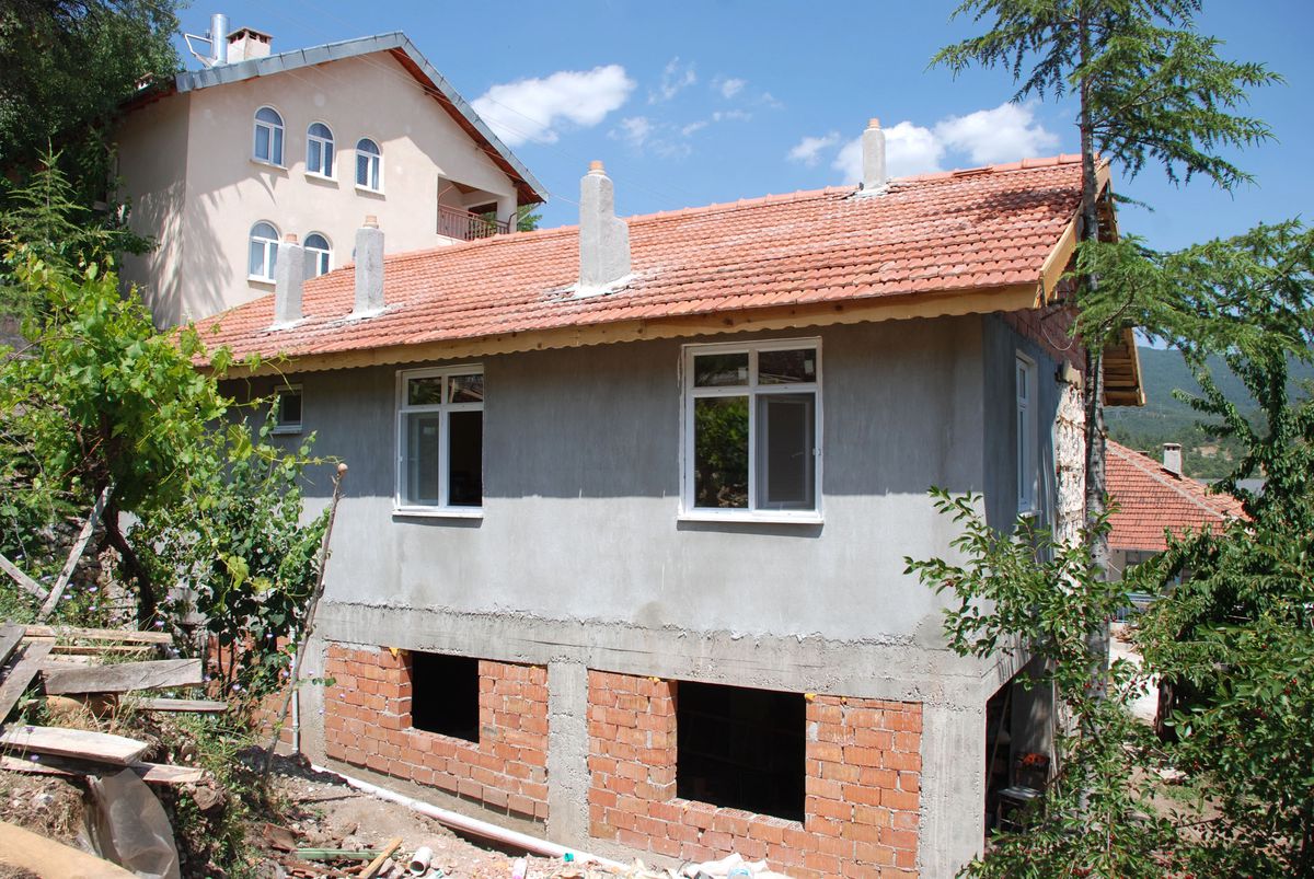 Akseki Kaymakamlığından 85 Yaşındaki Emine Özyürek\'e Yardım Eli
