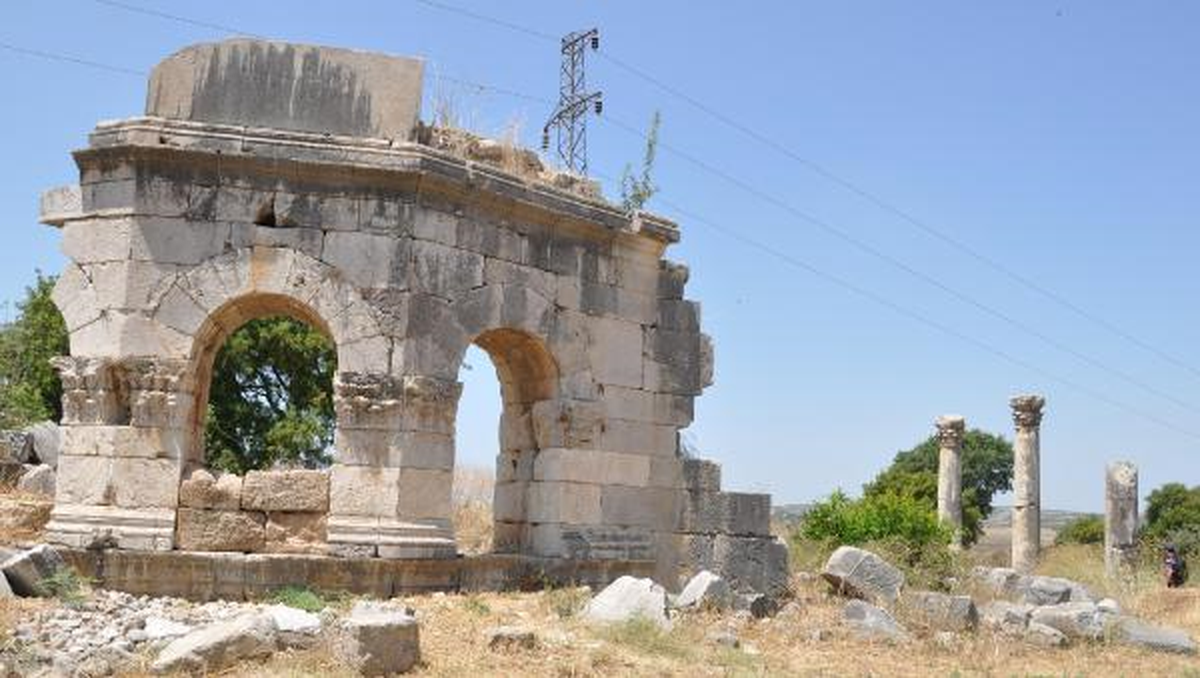 \'Antik Kentteki Elektrik Direkleri Tarihe Dokuya Aykırı\'