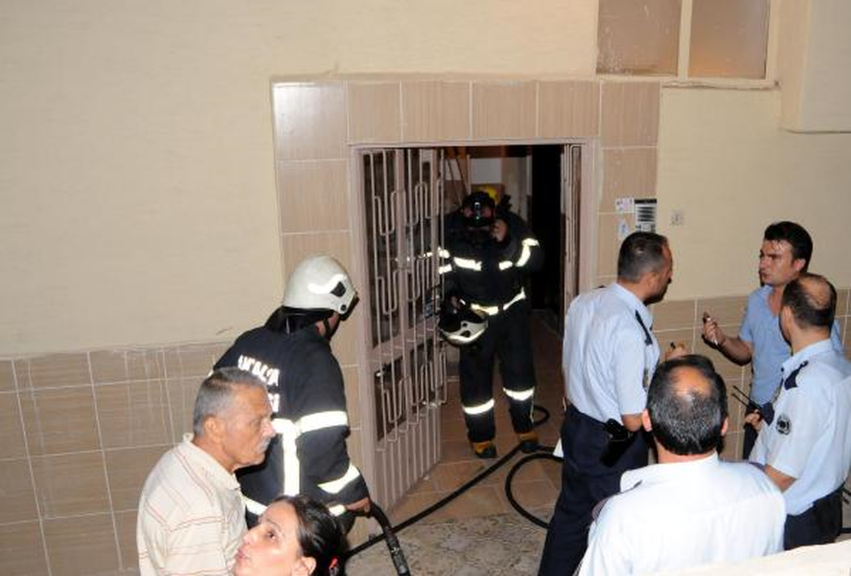 Apartmandan Yükselen Duman Panik Yarattı