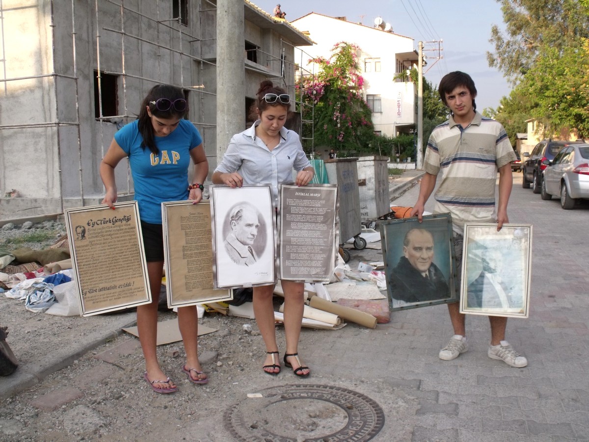 Atatürk Posterlerini Çöpe Atmanın Cezası Kınama