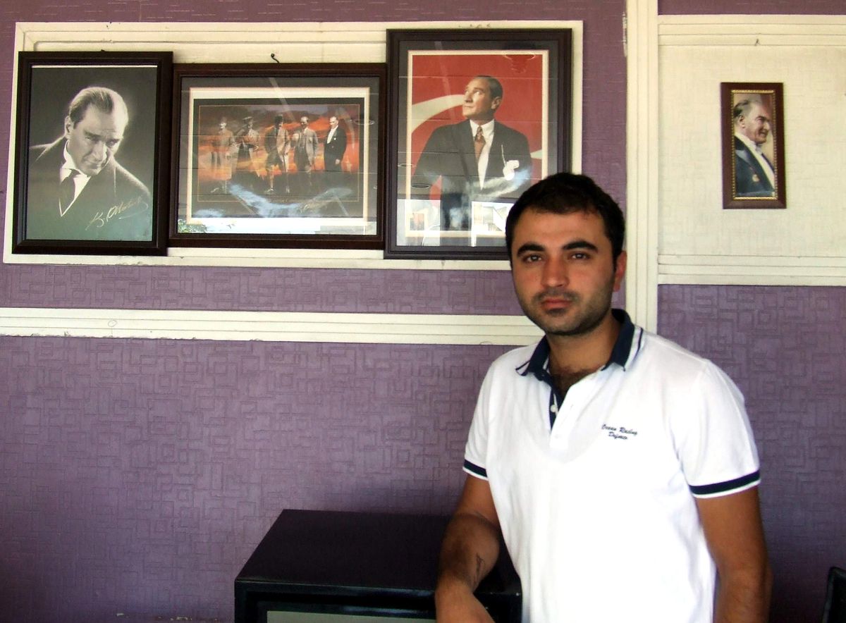 Atatürk Sevgisi Eşini Kıskandırdı