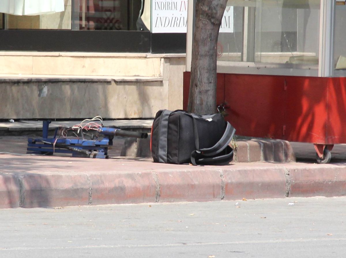 Banka Önündeki Şüpheli Çanta Fünye ile Patlatıldı