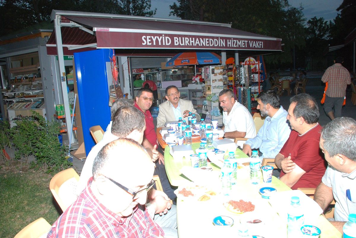 Başkan Özhaseki Vatandaşlarla İftar Yaptı