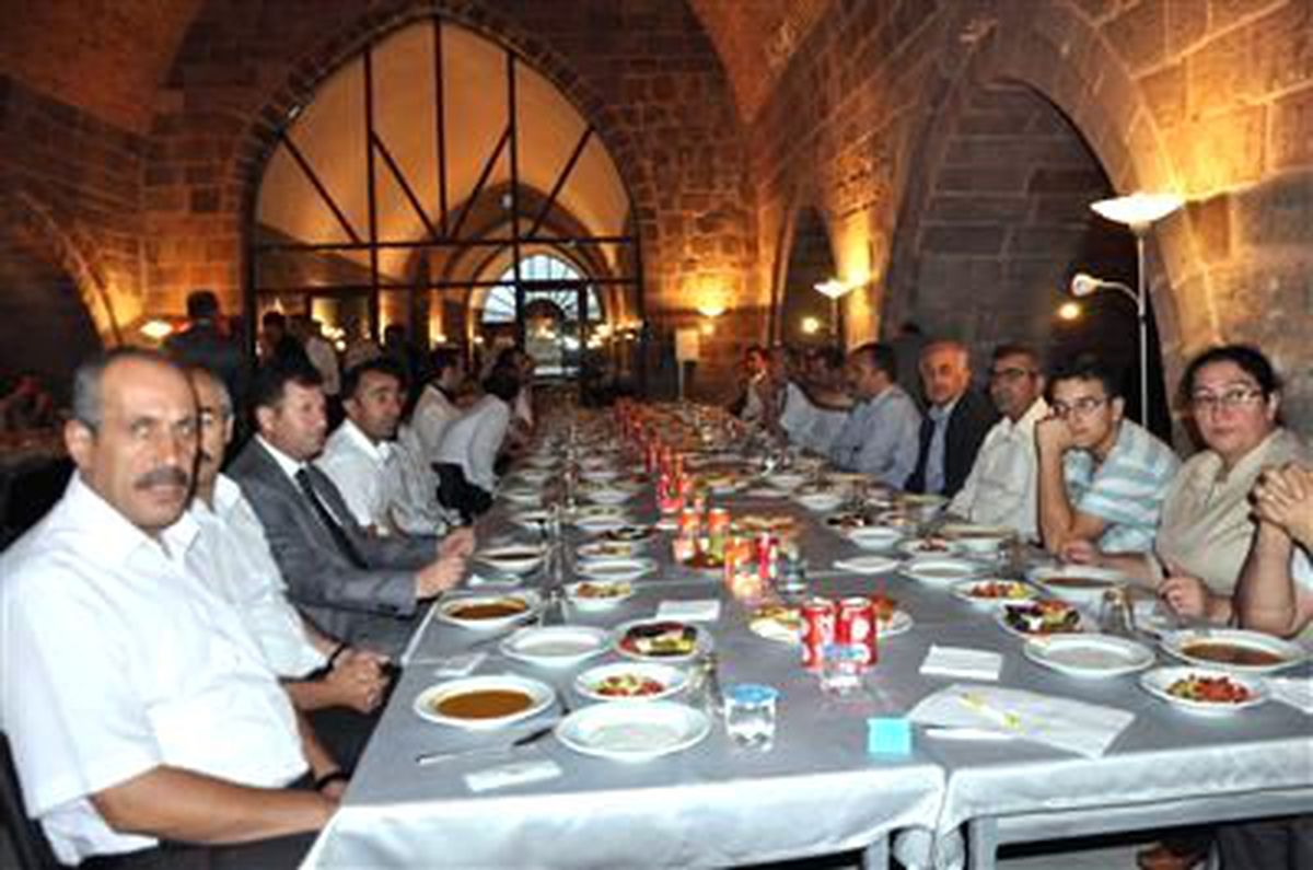 Beü\'den Tarihi Handa İftar Yemeği