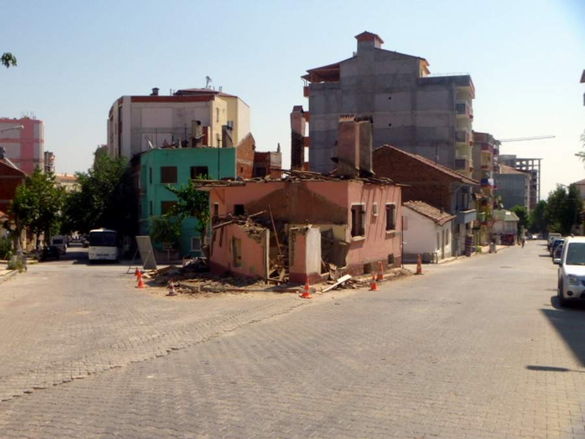 Bilecik Belediyesi Trafik Problemini Çözmek İçin Bina Yıktı