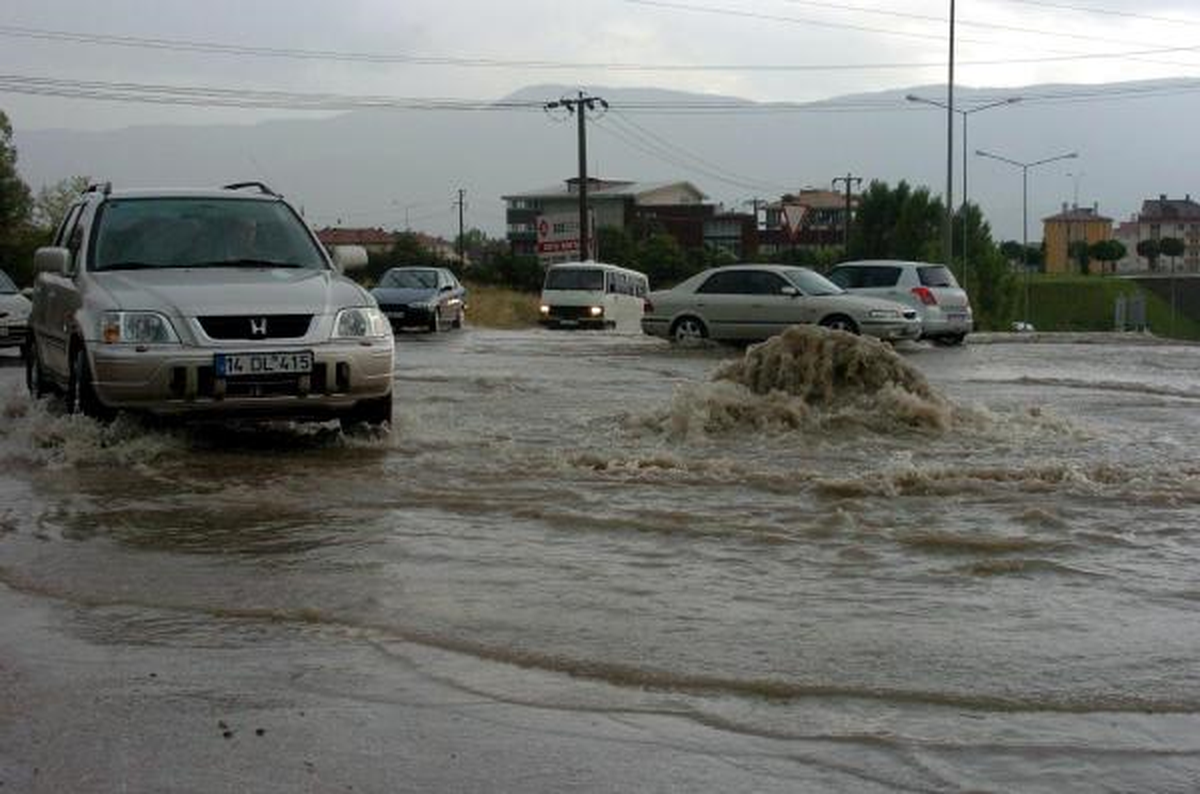 Bolu\'da Yaz Yağmuru Yaşamı Felç Etti