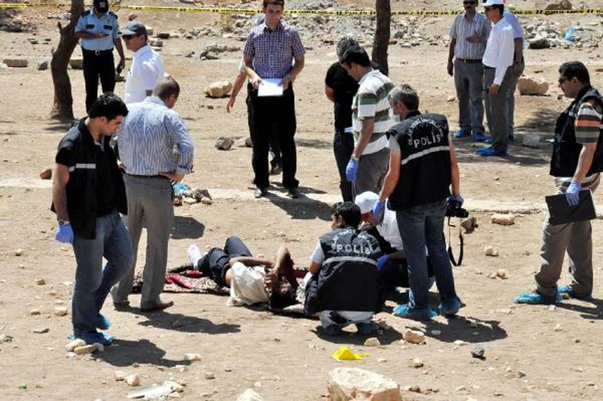 Boş Arazide Halı Üzerinde Erkek Cesedi Bulundu