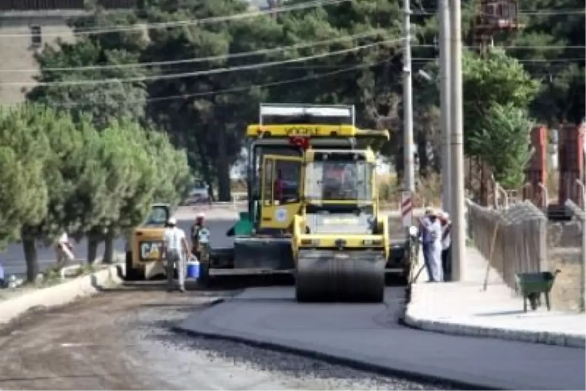 Burdur Belediyesi 3 Ekiple Asfalt Çalışması Yapıyor