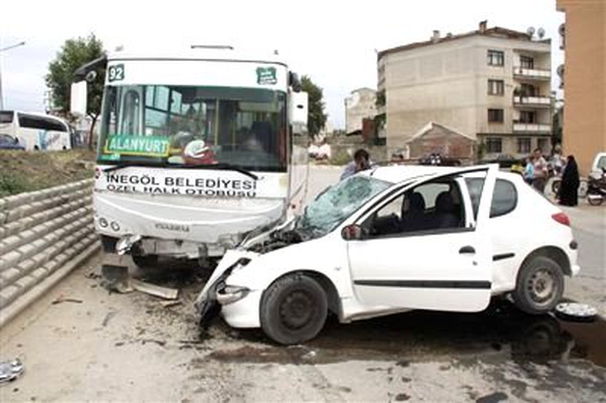 Bursa\'da Trafik Kazası: 3 Yaralı