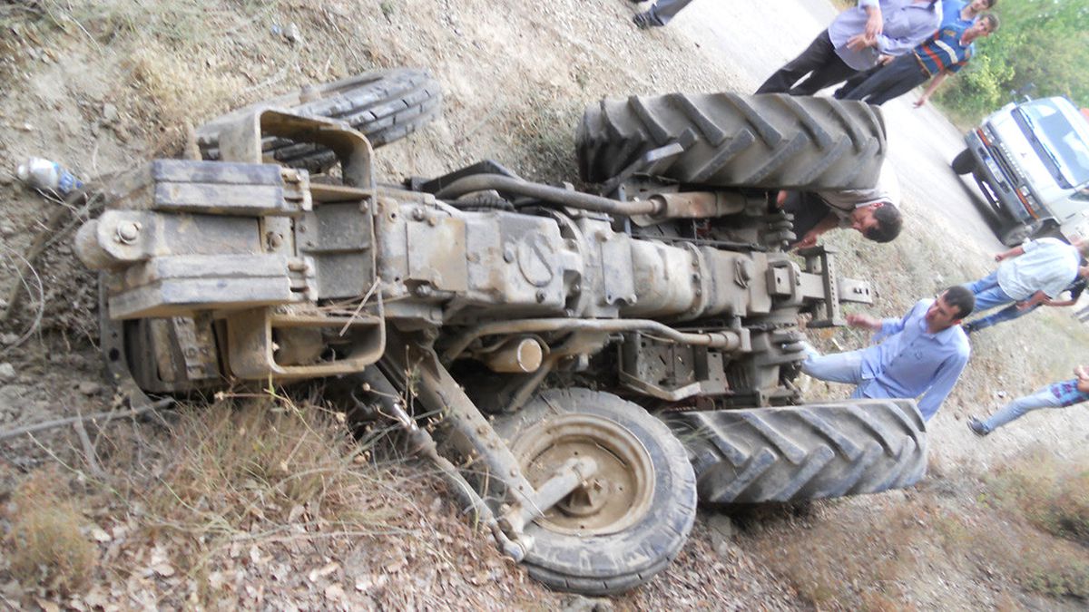 Devrilen Traktörün Altında Kalan Sürücü Yaralandı