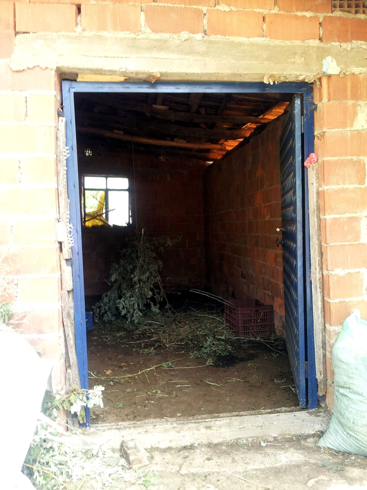 Düğünlerde Satmak İçin Ahırda Şarap Kurmuş