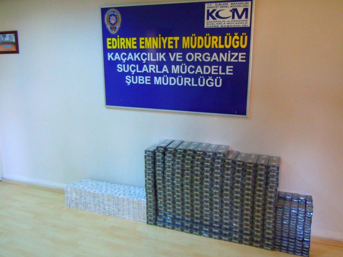 Edirne Polisi Ticari Takside 3 Bin Paket Kaçak Sigara Elegeçirdi