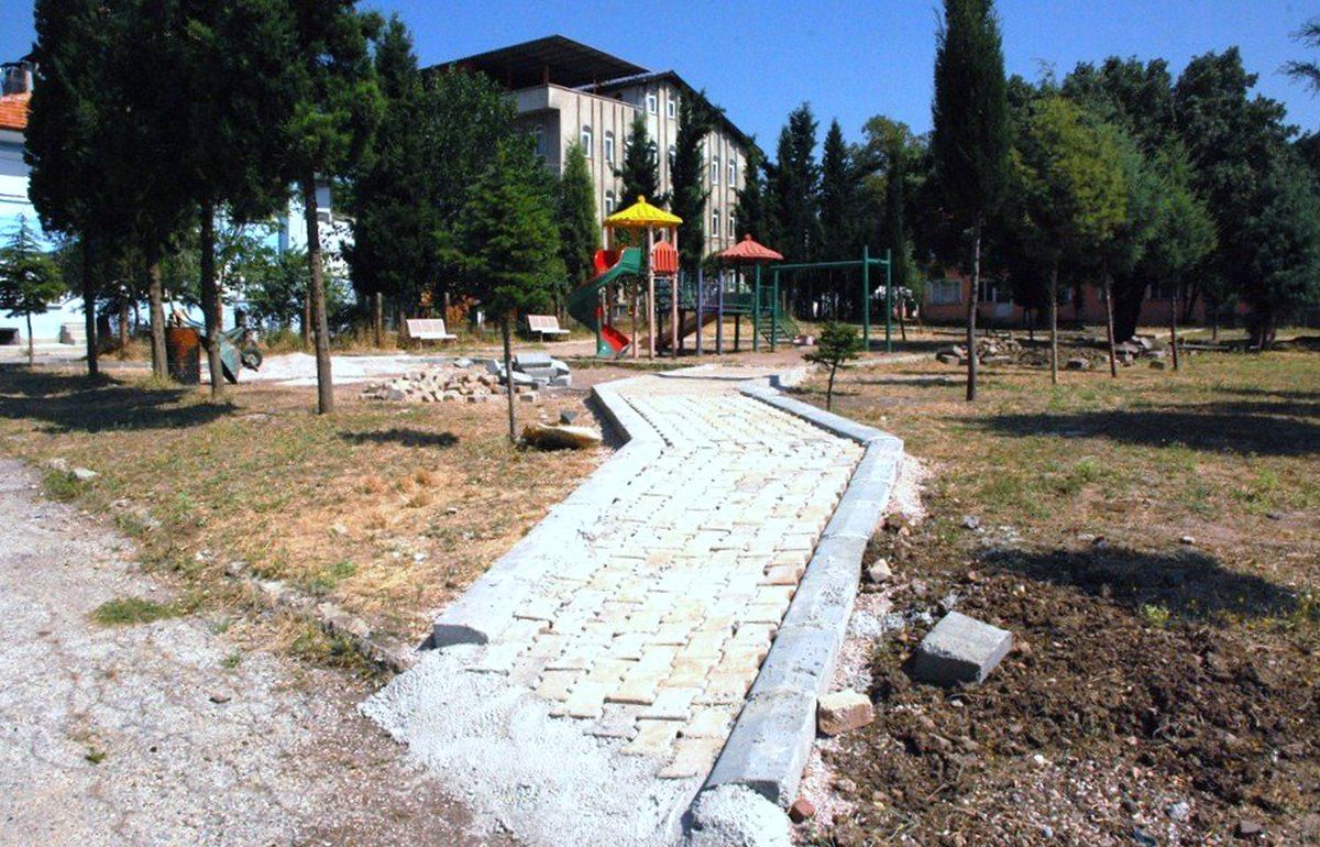 Gediz İlçesi Yeni Yapılan Parklarla Yeşile Bürünüyor