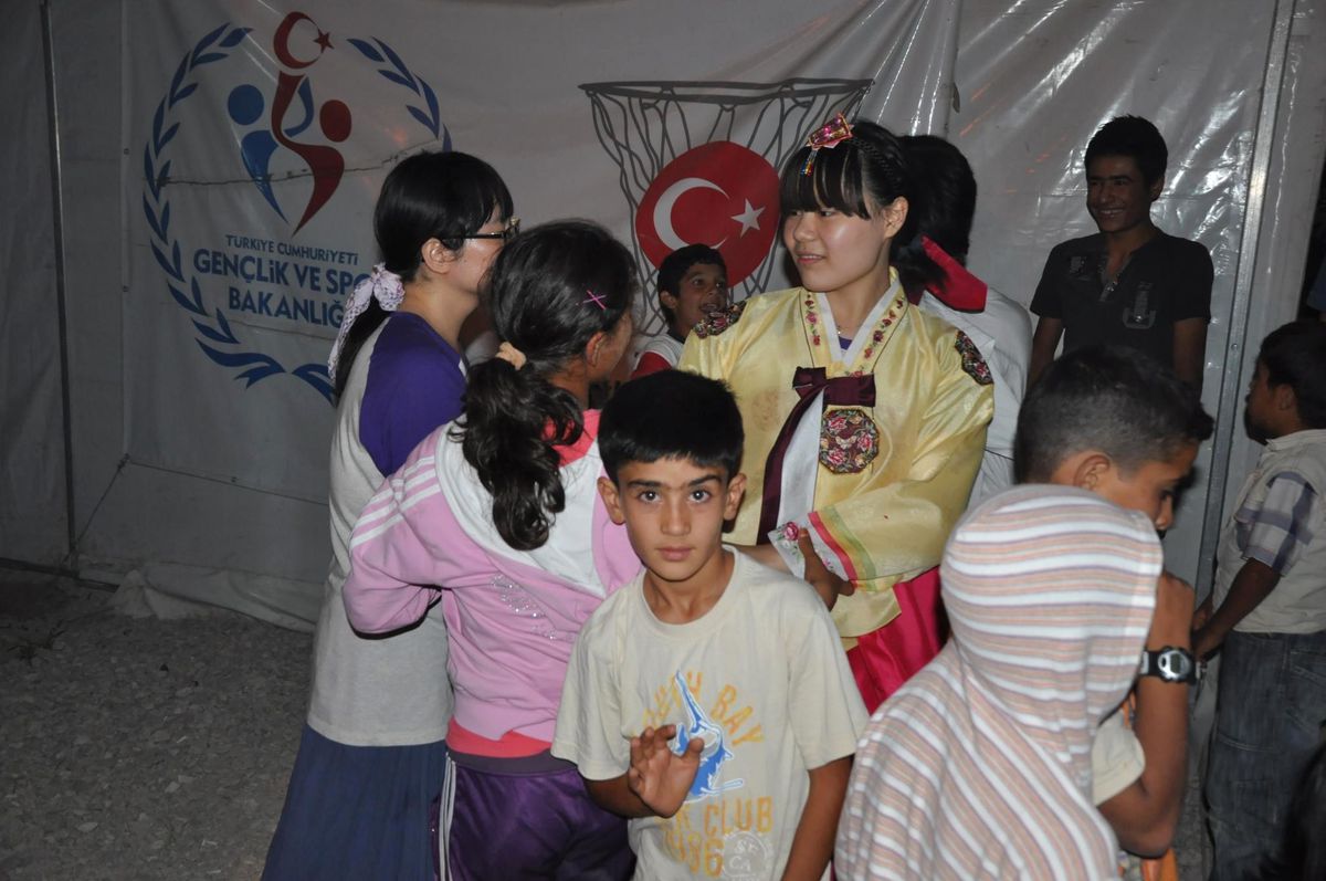 Güney Koreli Gençlerden Depremzedelere Moral Ziyareti