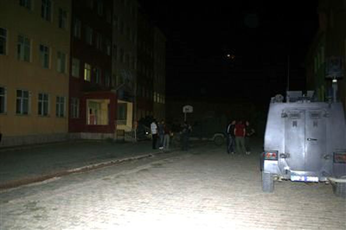 Hakkari Lisesi\'ne Molotoflu Saldırı