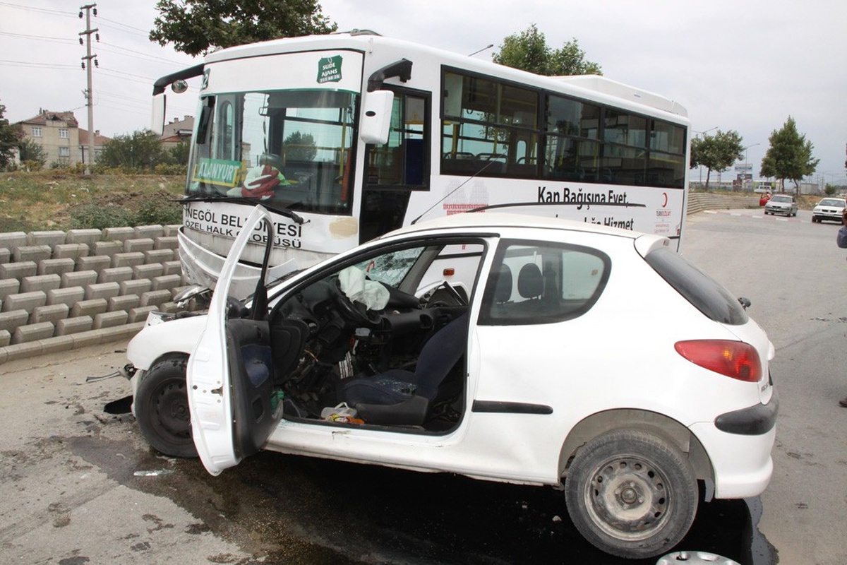 Halk Otobüsü ile Otomobil Çarpıştı: 3 Yaralı