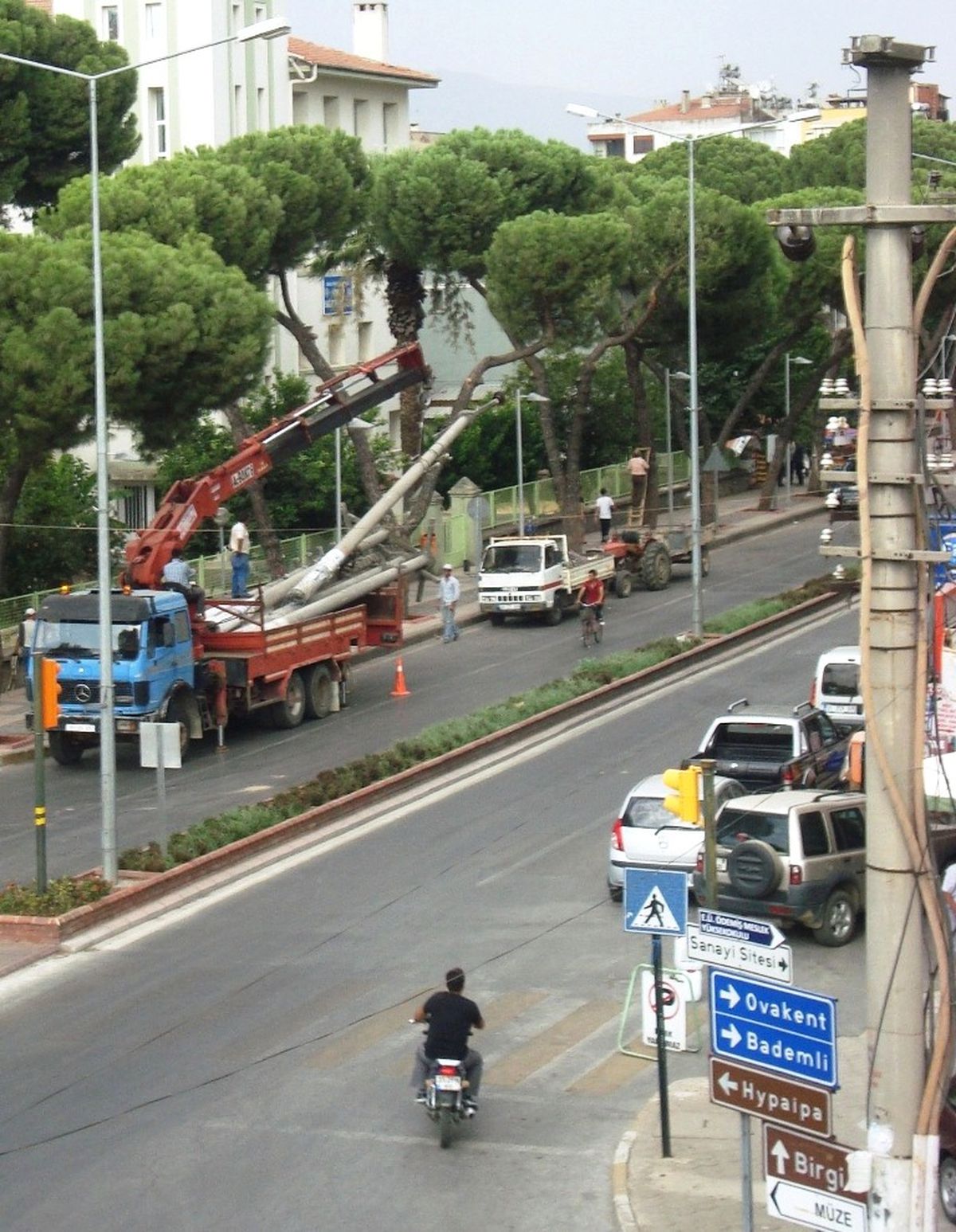 Hatlar Yer Altına Alınırken Eski Beton Direkler Sökülüyor