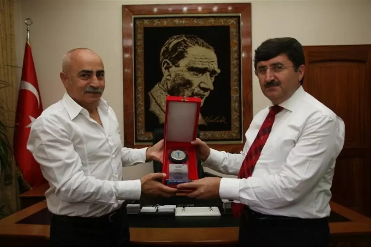 Hoytad'dan Vali Öz'e Plaket