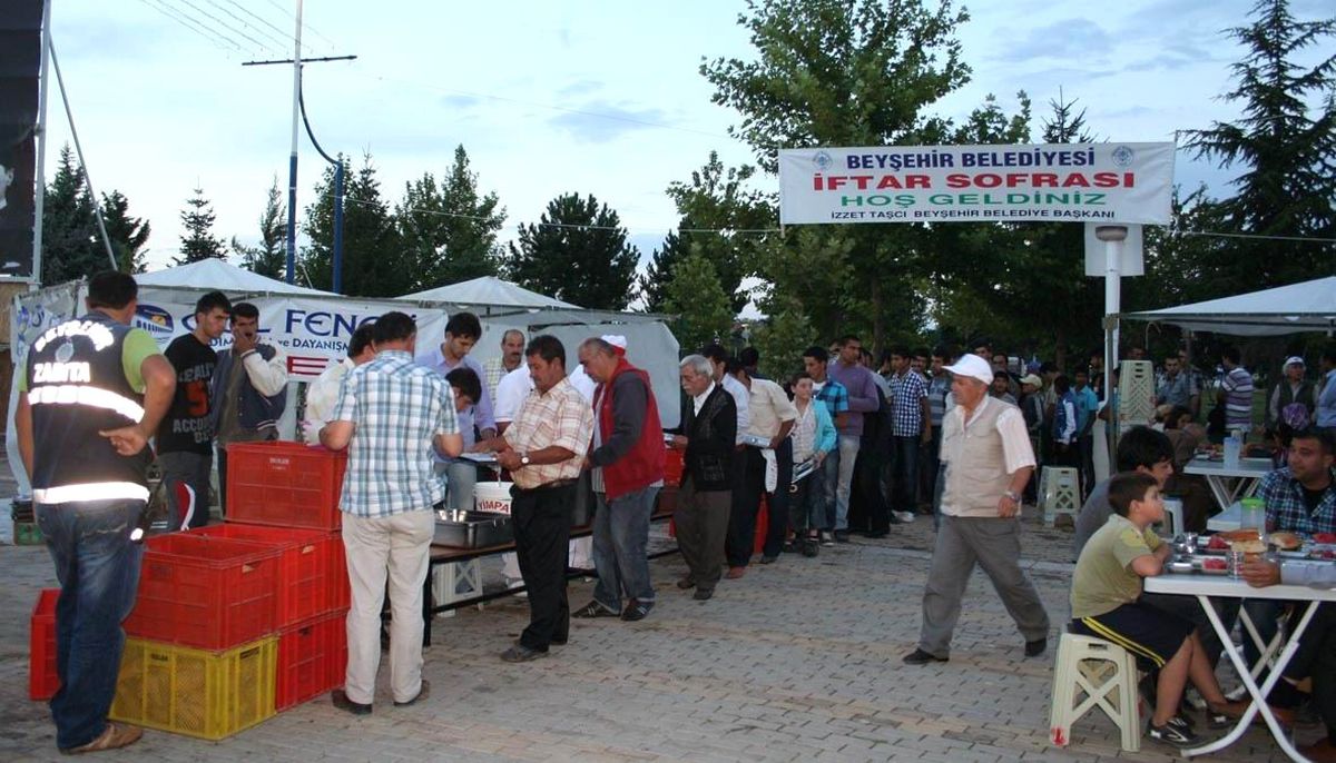 İftar Çadırında 750 Kişiye Yemek