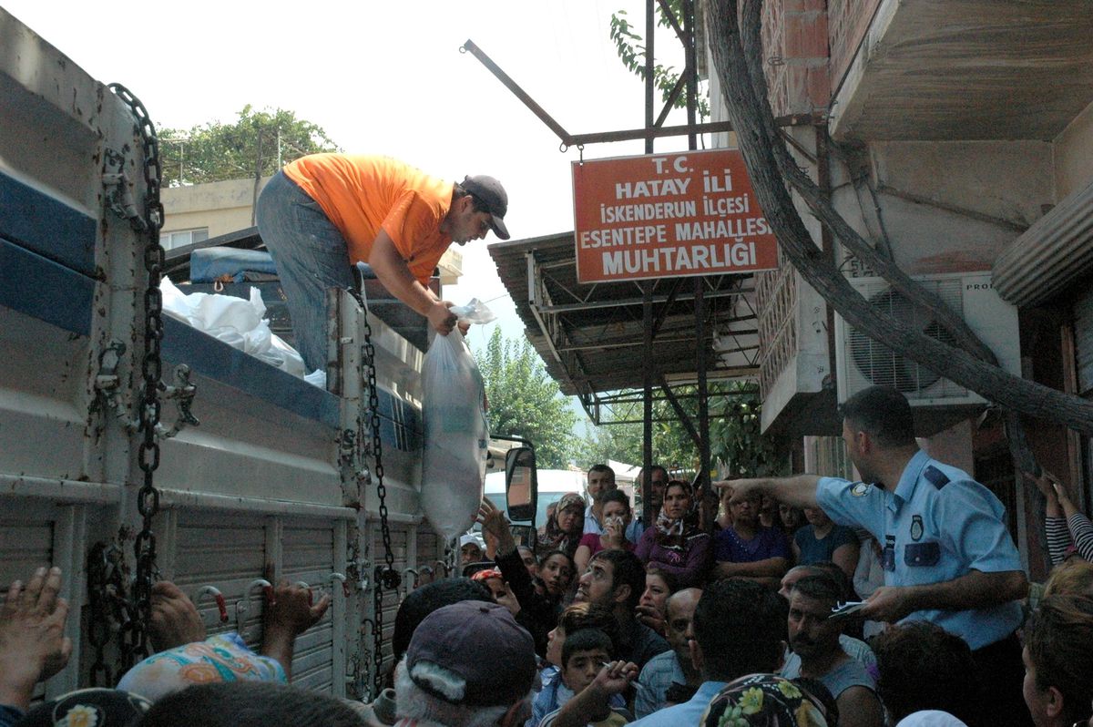 İskenderun Belediyesi İhtiyaç Sahiplerine Ramazan Yardımı Yapıyor