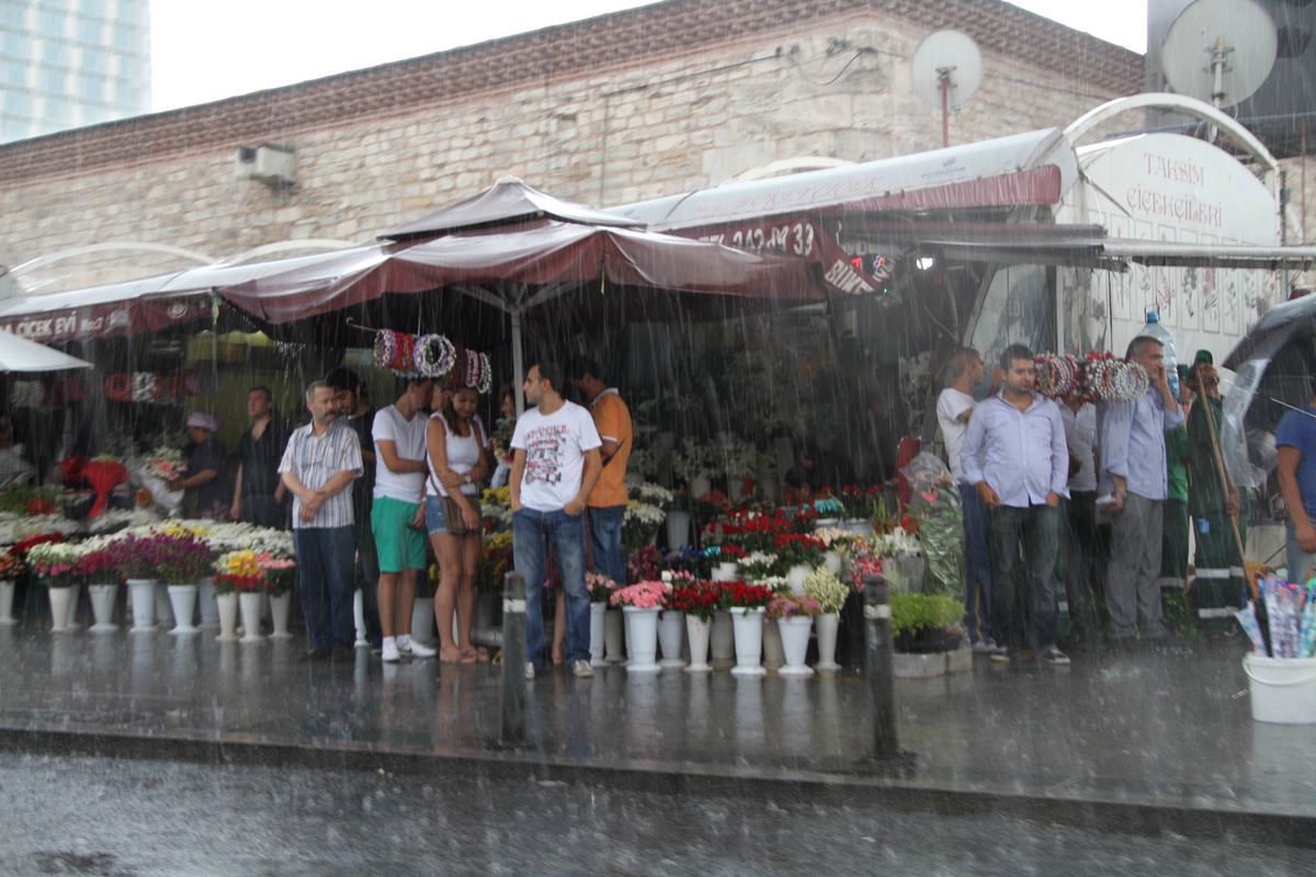 İstanbullular Sağanak Yağmura Hazırlıksız Yakalandı