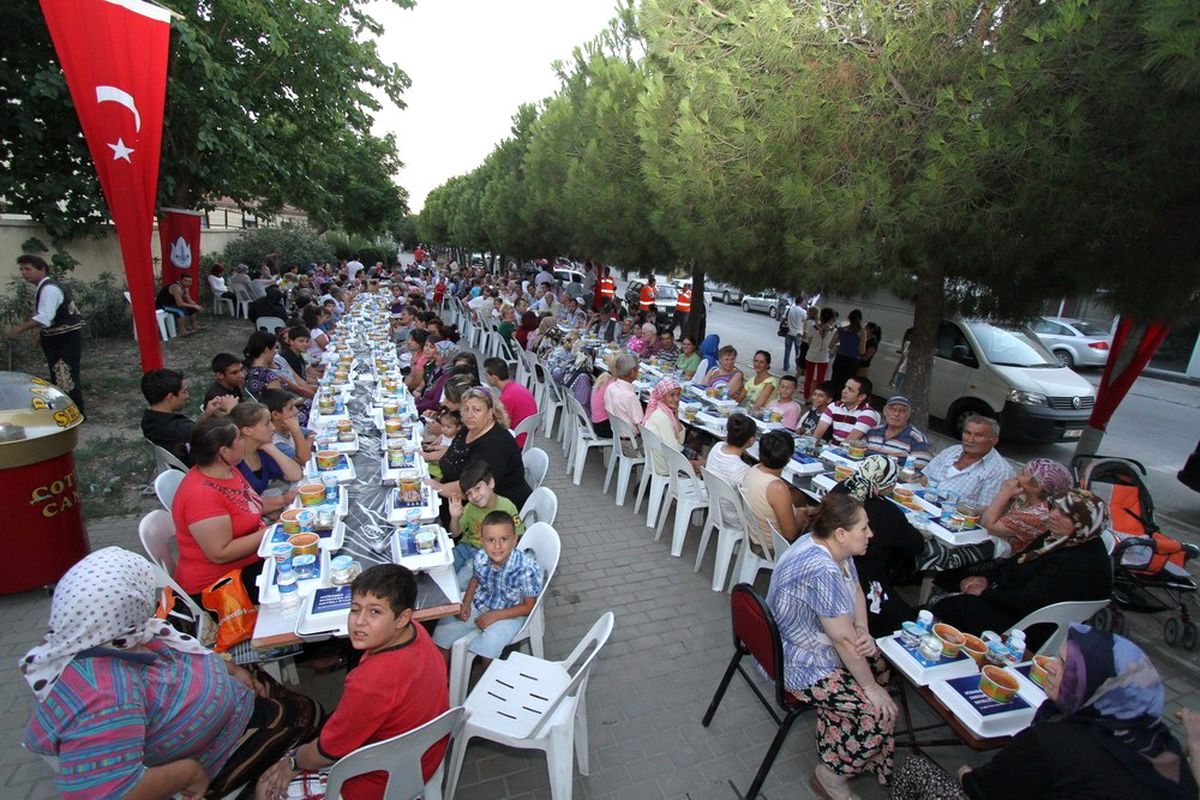 Konak\'ta Her Gün Farklı Bir Yerde İftar Sofrası