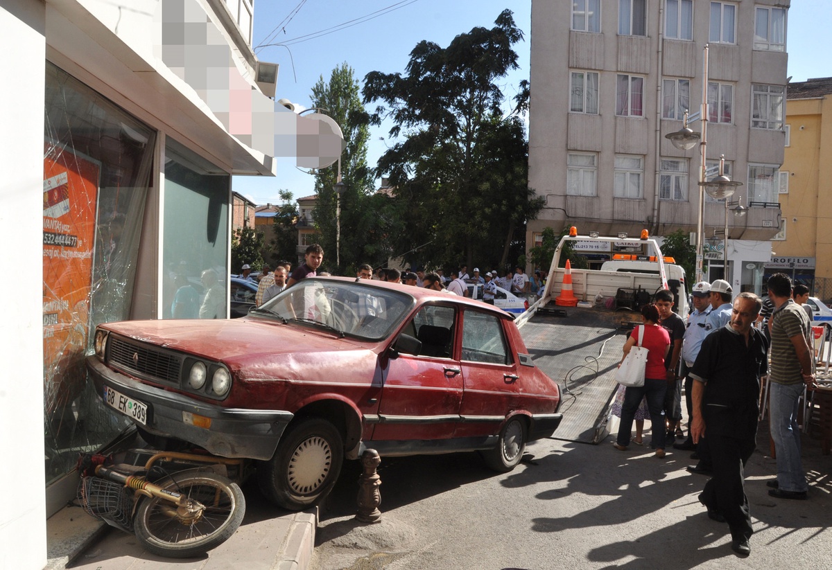 Kontrolden Çıkan Otomobil, Bankaya Çarptı