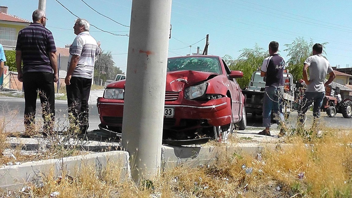 Kulu\'da Otomobil Elektrik Direğine Çarptı: 1 Yaralı