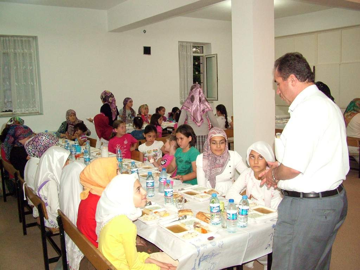Kur\'an Kursu Öğrencileri İftarda Bir Araya Geldi
