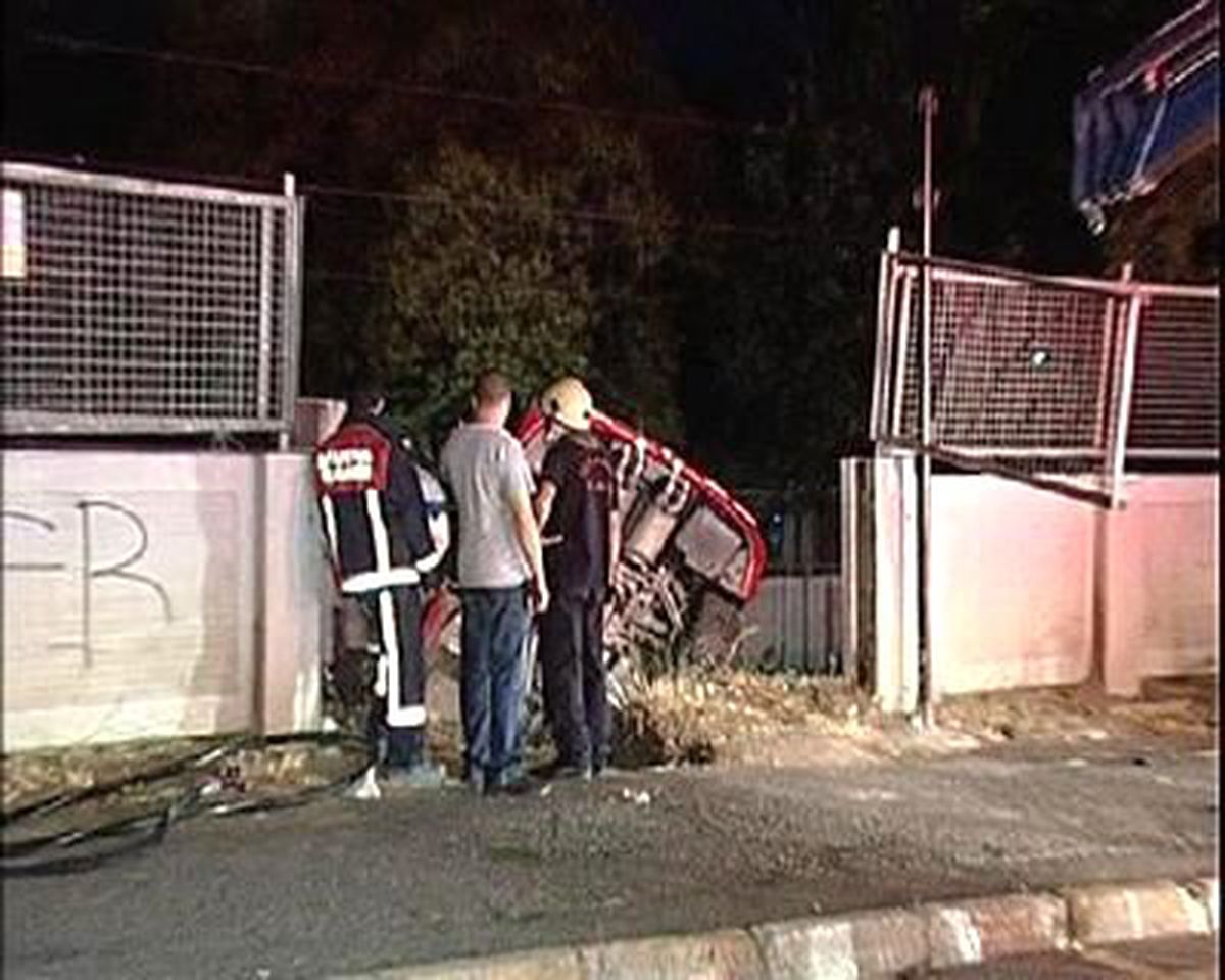 Lüks Araç Tren Raylarına Uçtu