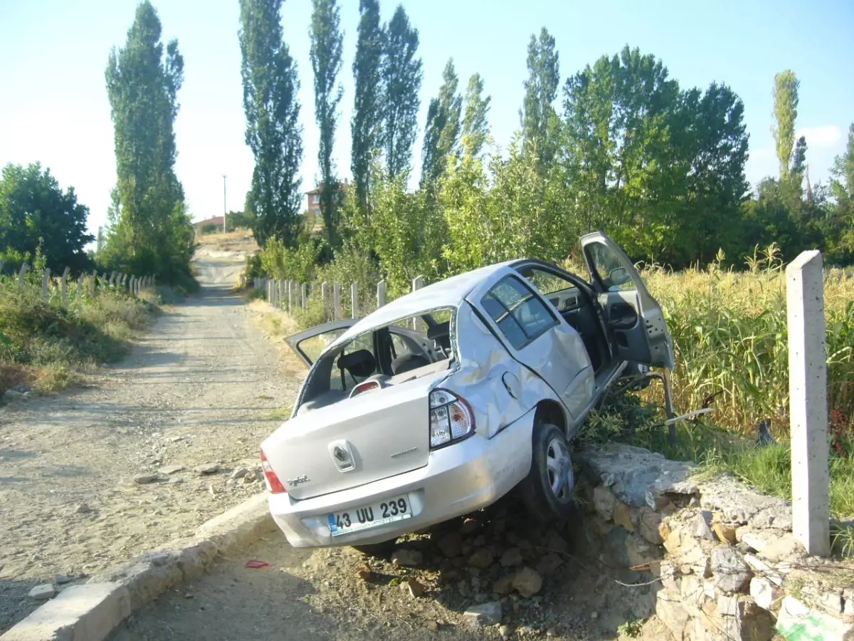 Otomobil Tarlanın Duvarına Çarptı: 2 Yaralı