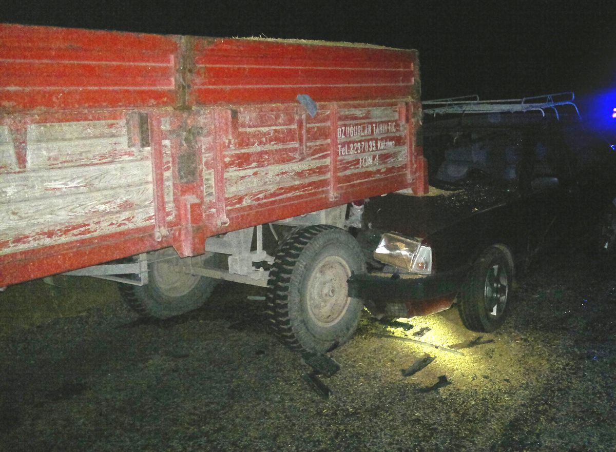 Otomobil, Yola Park Edilen Buğday Yüklü Römorka Çarptı: 2 Yaralı