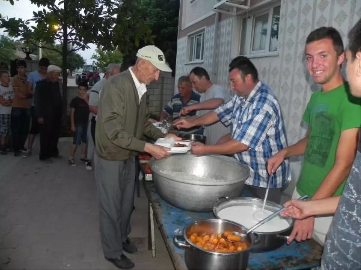 Sakızköy Beldesi\'nde Geleneksel İftar Yemeği