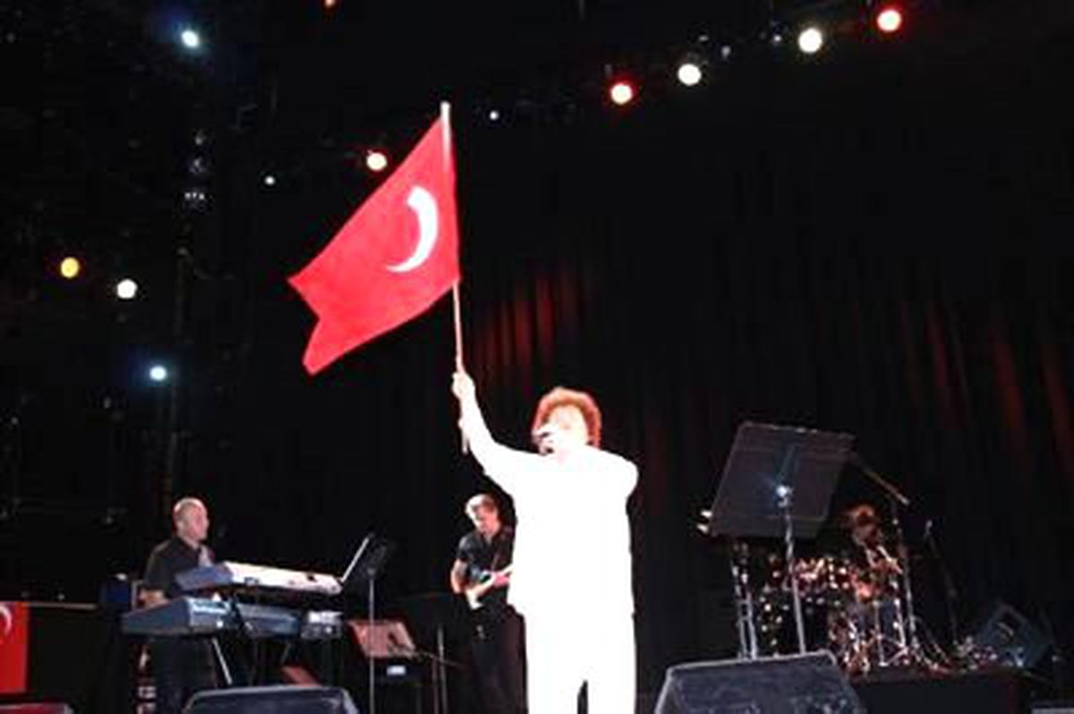 Selda Bağcan Queen Elizabeth Hall\'de Konser Verdi