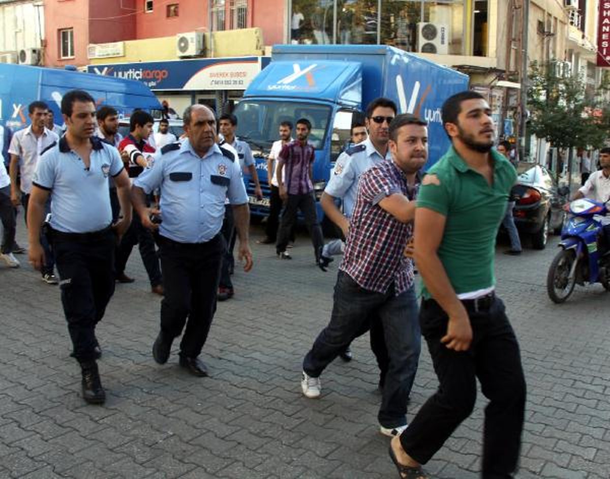 Siverek\'te Polis-Vatandaş Arbedesi: 4 Gözaltı