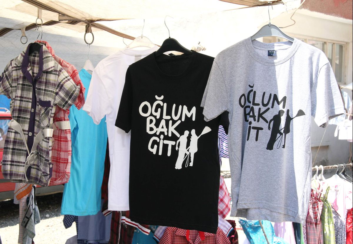 Sungurlu\'da Oğlum Bak Git\' Tişötleri Yok Satıyor