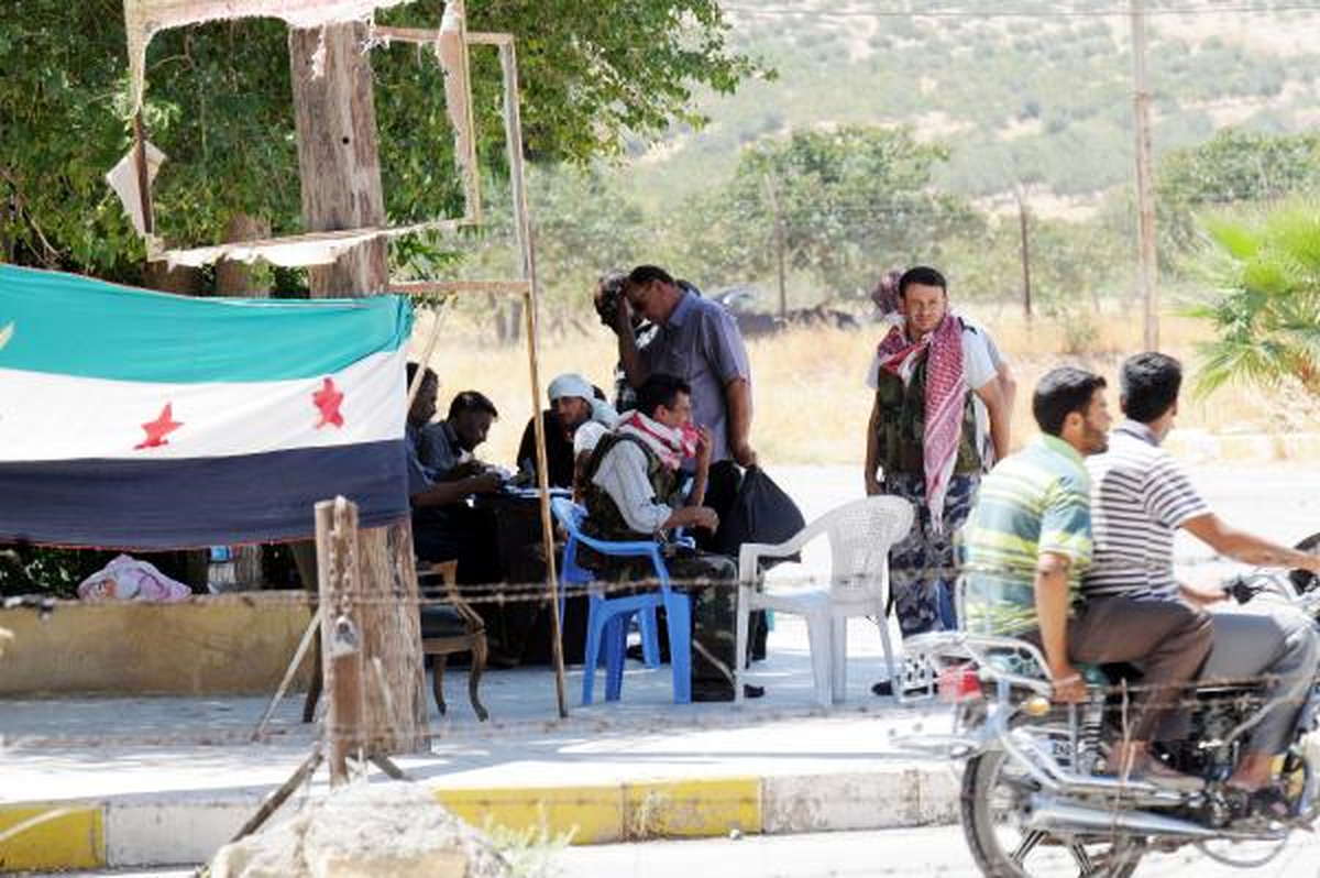 Suriyeli Muhaliflerin Mührüyle Türkiye\'ye Giriş Yapılıyor