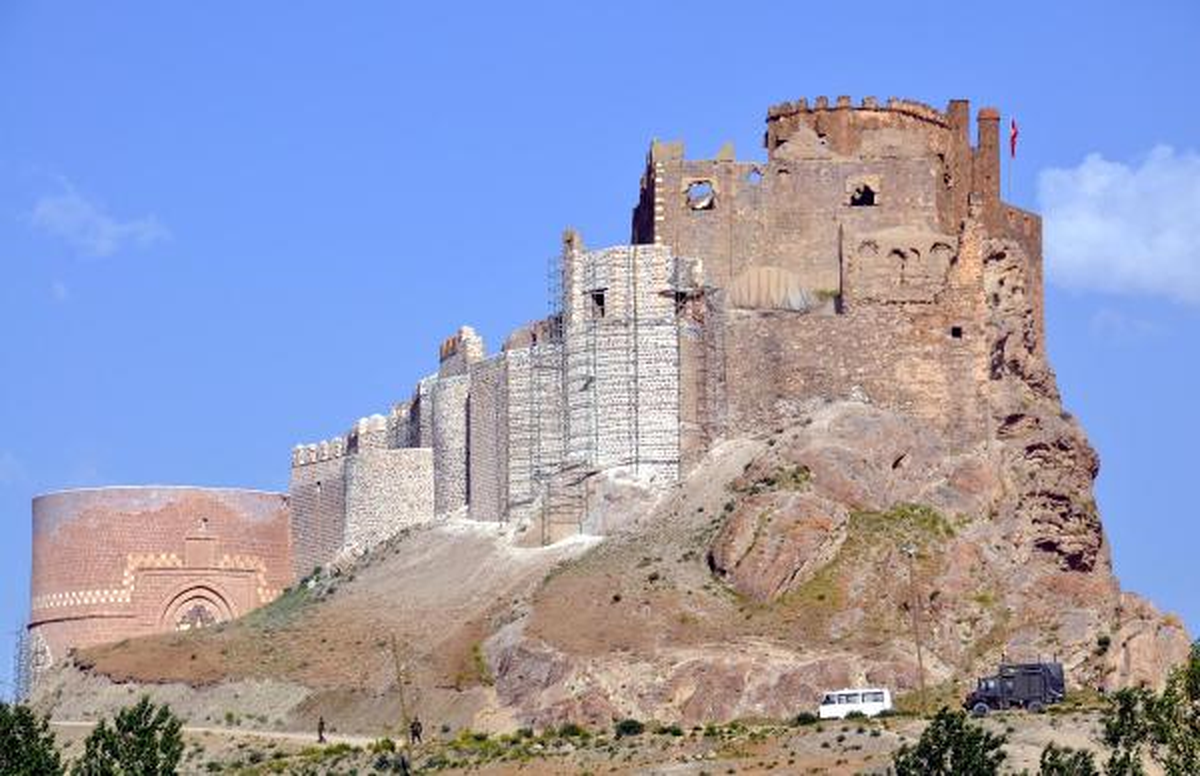 Tarihi Hoşap Kalesi\'nde Kazı ve Sağlamlaştırma Çalışmaları Başladı