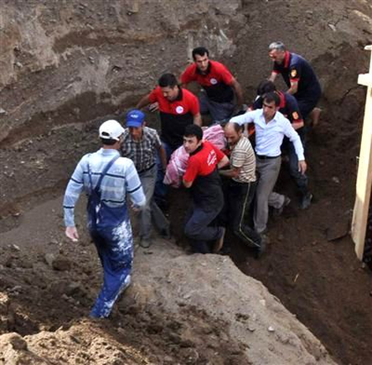 Tatvan\'da Otel İnşaatında Göçük: 1 Ölü, 2 Yaralı