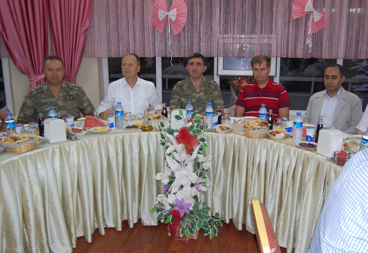 Tatvan\'daki Protokol Üyeleri Esnafla İftar Yemeğinde Bir Araya Geldi